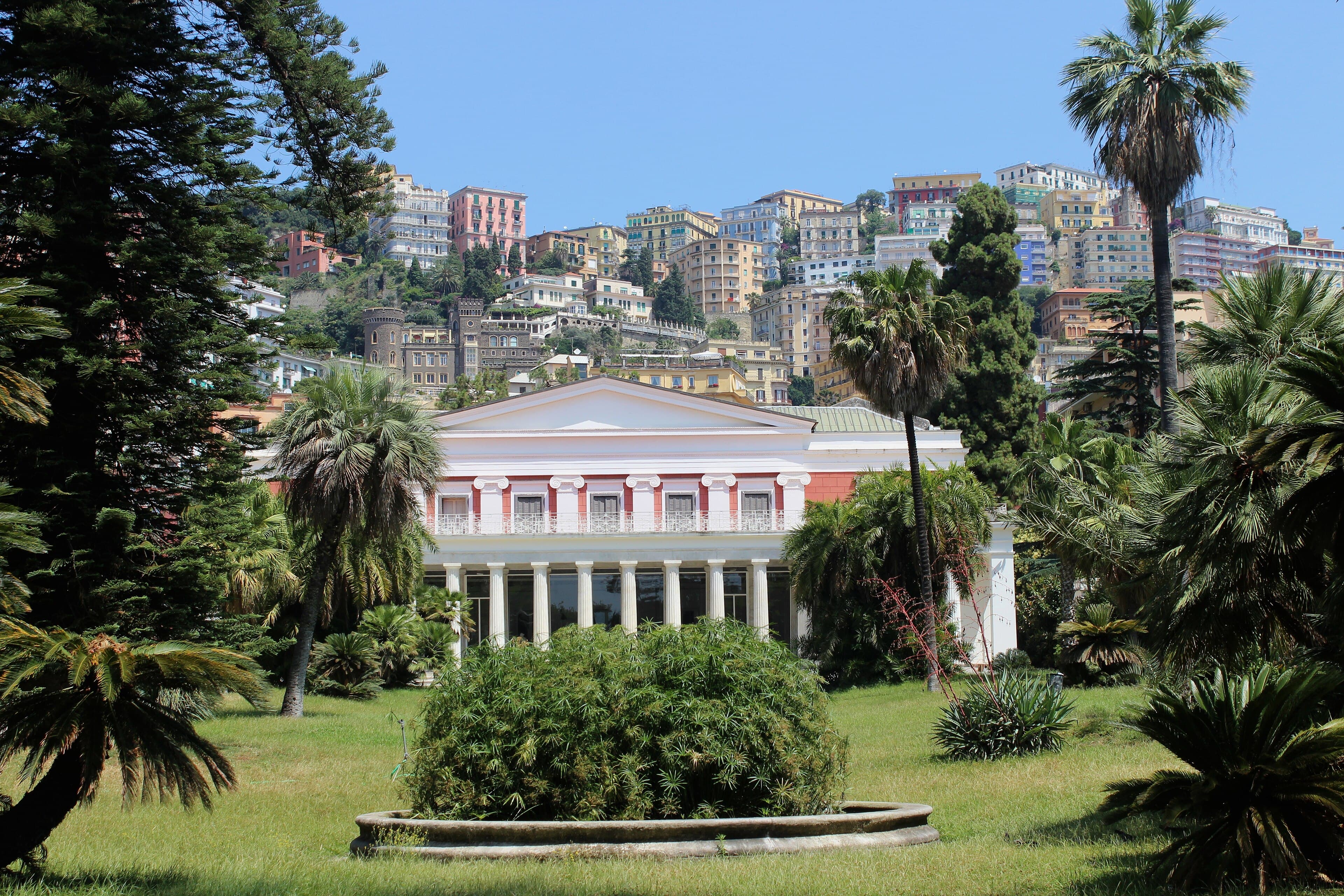 Naples after dark — one evening, three quarters